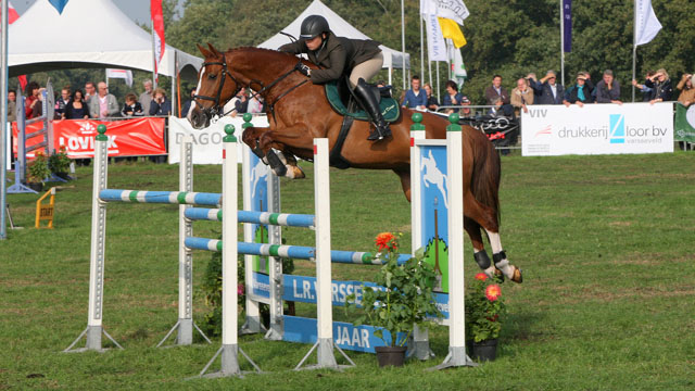 Bianca Schoenmakers won de 1.40m Grote Prijs van Varssevelds Hippisch Festijn met Basje. ©Wendy Scholten