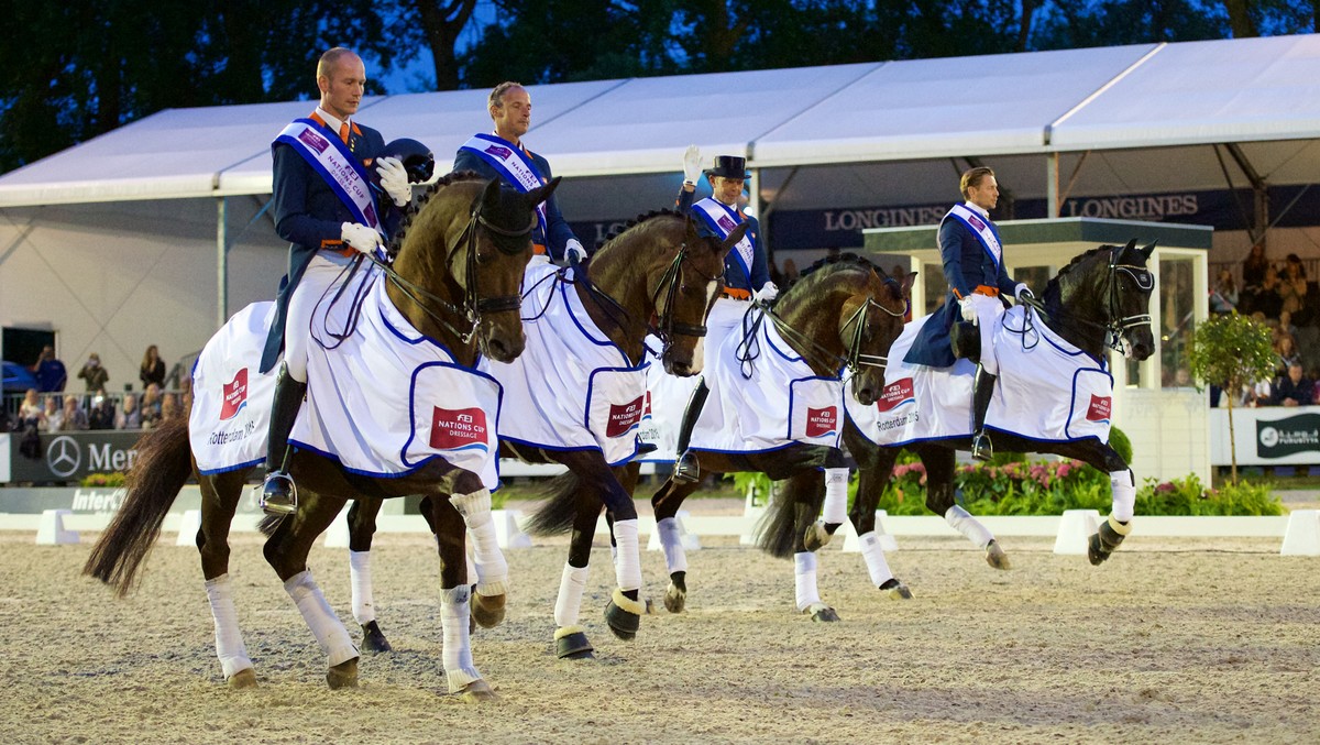 De ereronde van het winnende Nederlandse dressuurteam bij het CHIO van Rotterdam.