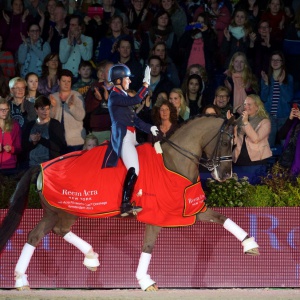 Charlotte Dujardin en Valegro tijdens de ereronde.