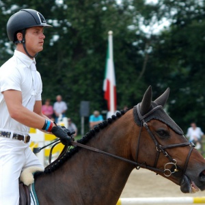 Doron Kuipers werd met Baileys op het CH De Wolden gedeeld eerste in het 1.40. foto: Steven Stegen