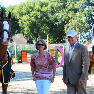 De juryleden Beezie en John Madden bij de finalewinnaar Happy Colours, gereden door Geke Prins. foto: De Wolden Cup