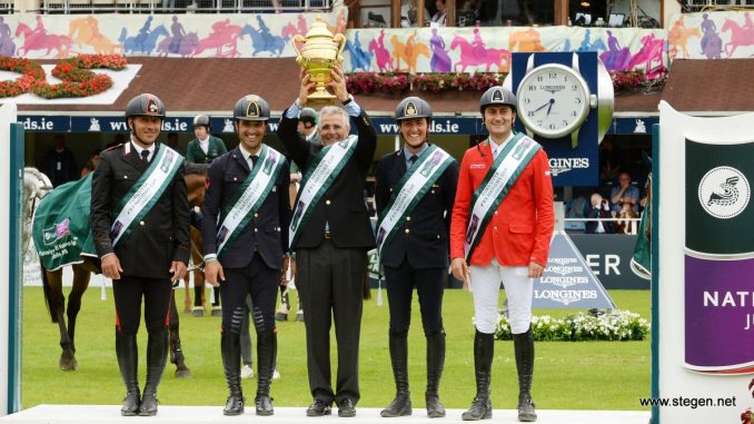 Nations Cup Dublin. De winnende Italiaanse springruiters. Van links naar rechts: Bruno Chimirri, Emilio Biocchi, Chef d'equipe Roberto Arioldi, Lorenzo De Luca en Piergiorgio Bucchi. foto: FEI | Tony Parkes