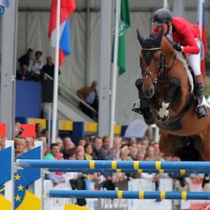 Jos Lansink rijdt de huizenhoog springende hengst Bacardi VDL naar de tweede plaats bij de 7-jarigen. ©Henry Kip