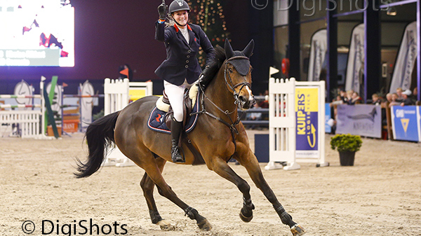 Kirsten Rikkert rijdt met Sorrento de ereronde op Indoor Twente. ©DigiShots