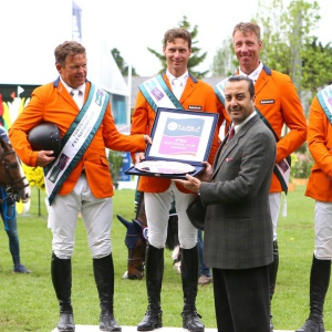 De winnende Nederlandse springploeg in La Baule en bondscoach Rob Ehrens.