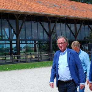 CH De Wolden. Voorzitter Christiaan Hendriksen (rechts) en sponsor Albert Hendriks, met op de achtergrond de nieuwe VIP-ruimte.